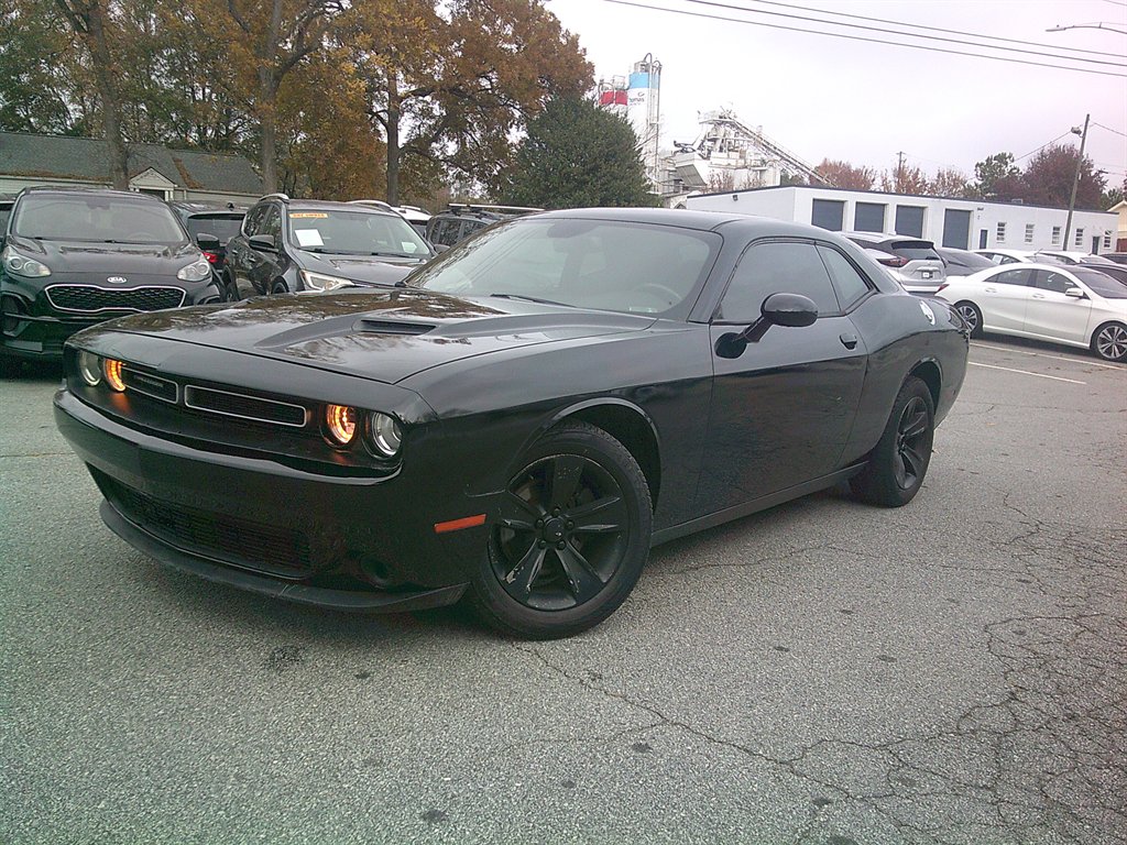 2016 Dodge Challenger SXT's photo