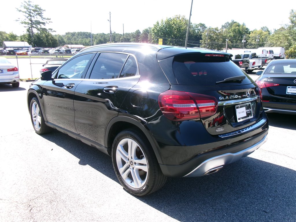 Mercedes-Benz GLA photo 4