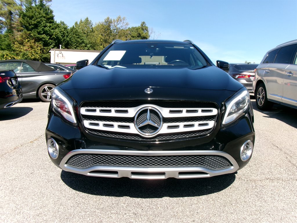 Mercedes-Benz GLA photo 2