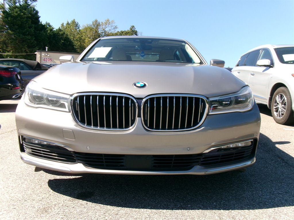BMW 7 Series photo 2