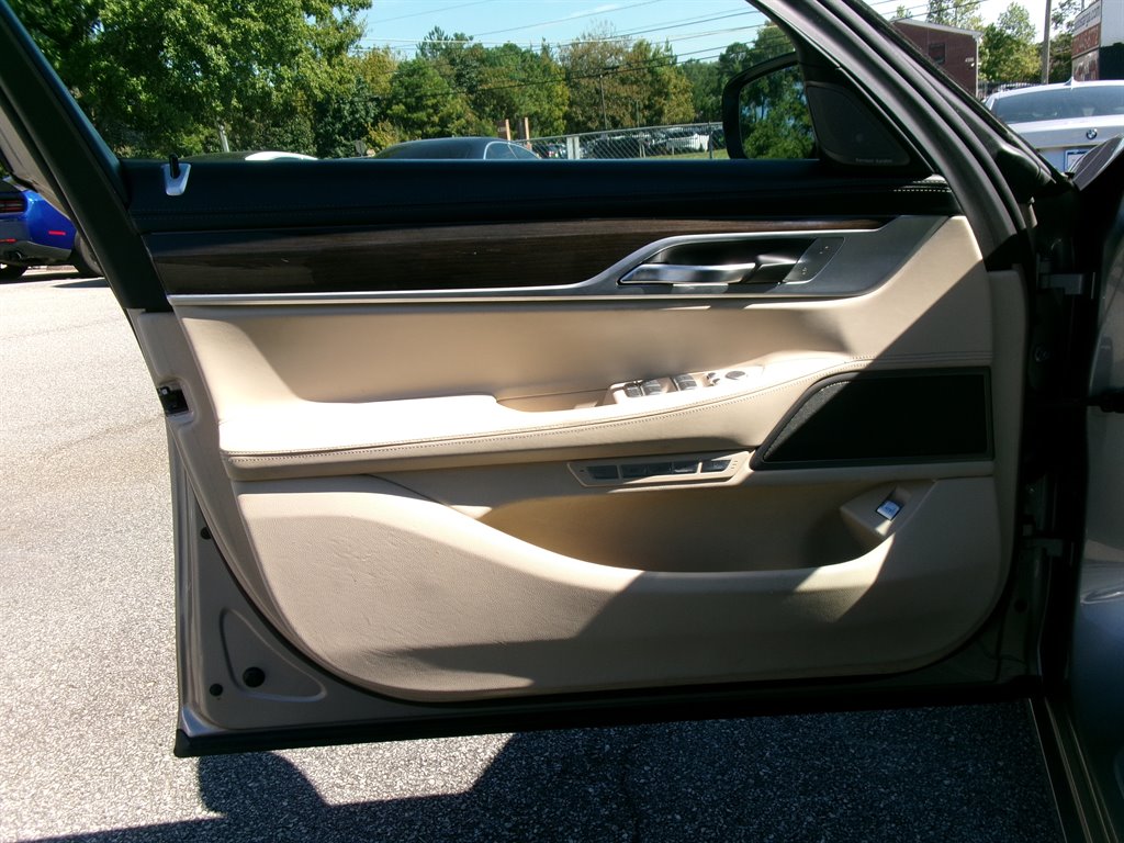 BMW 7 Series photo 7