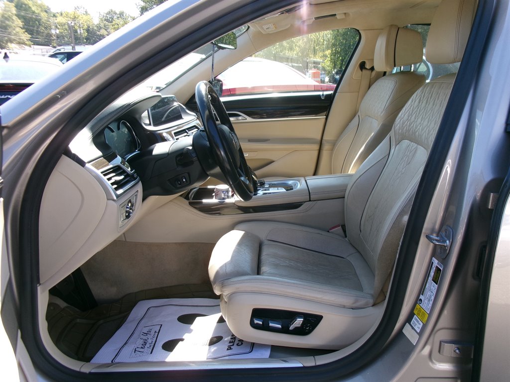 BMW 7 Series photo 9