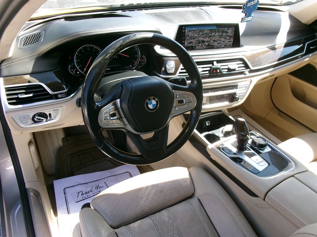 BMW 7 Series photo 11