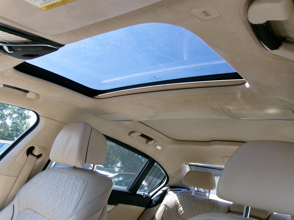 BMW 7 Series photo 8