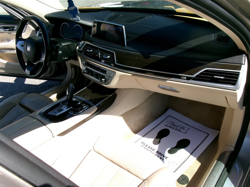 BMW 7 Series photo 13