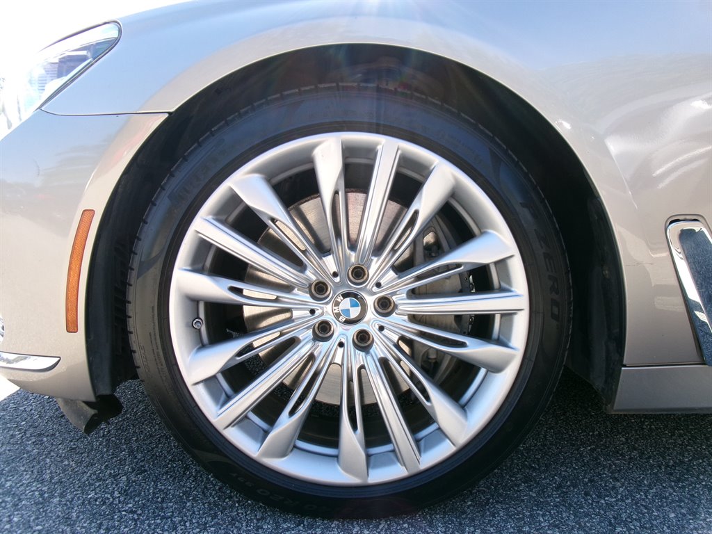 BMW 7 Series photo 18