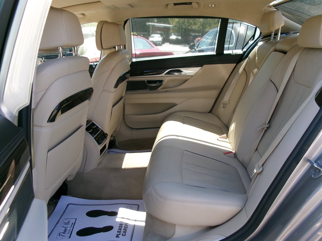 BMW 7 Series photo 10