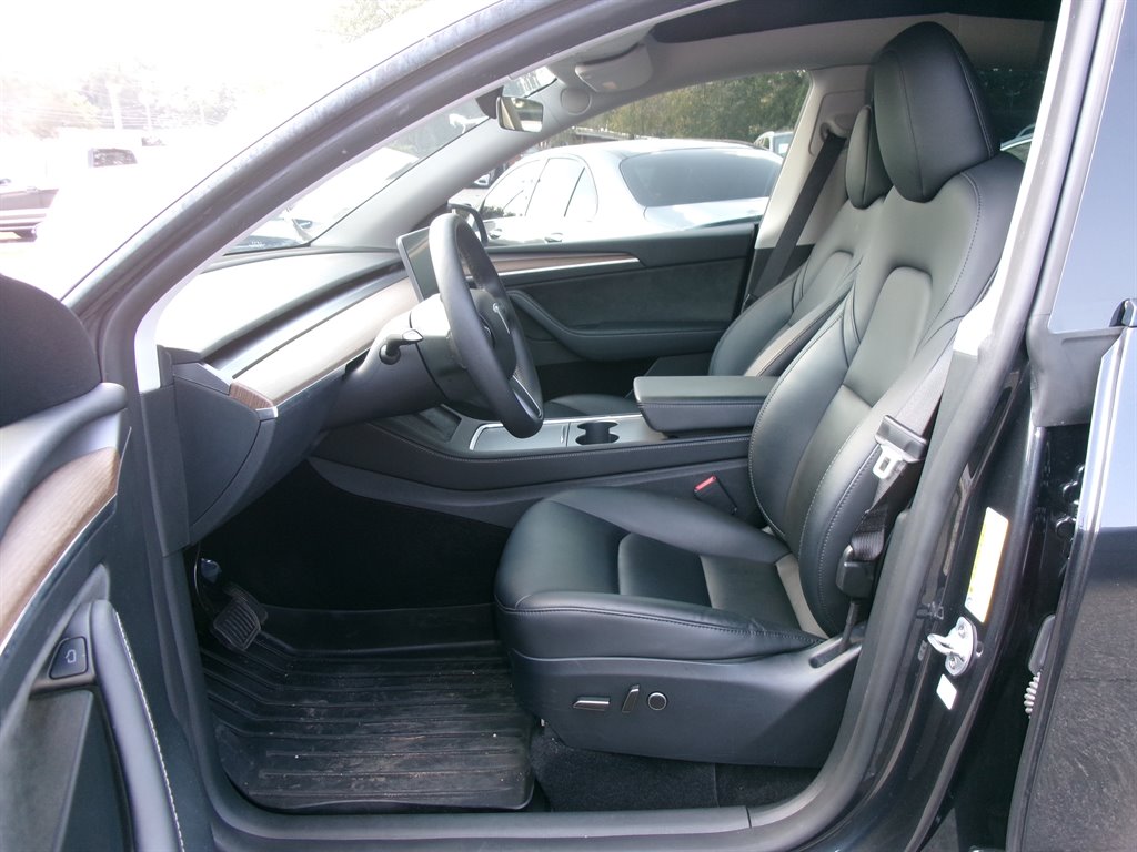 Tesla Model Y photo 8