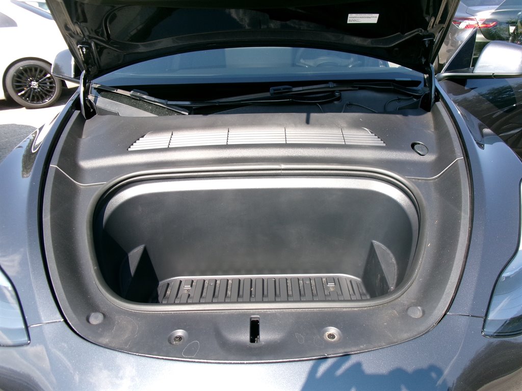 Tesla Model Y photo 19