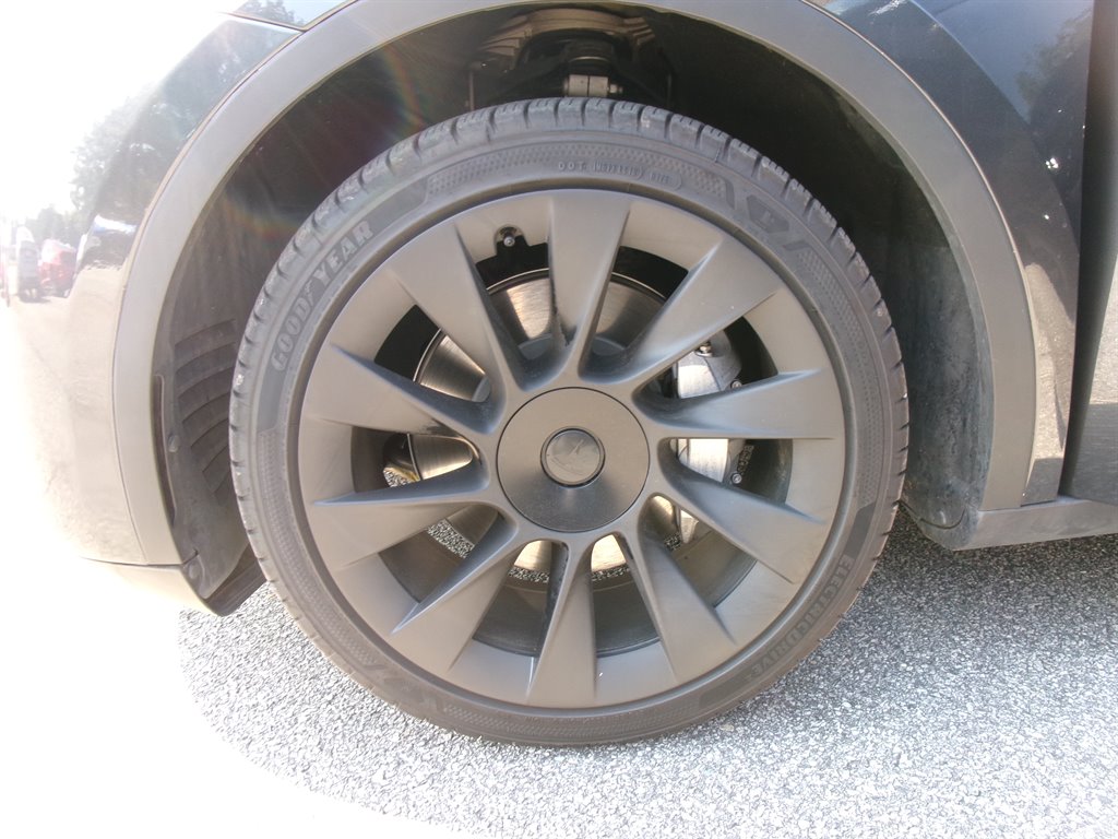 Tesla Model Y photo 18