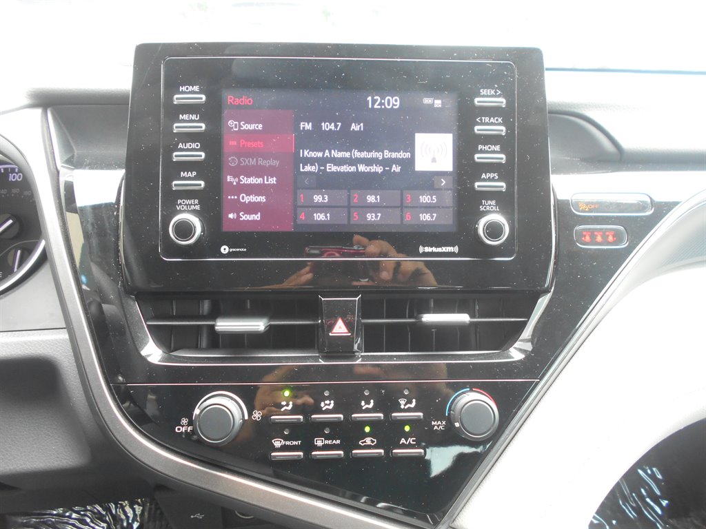 2021 Toyota Camry LE - Photo 10