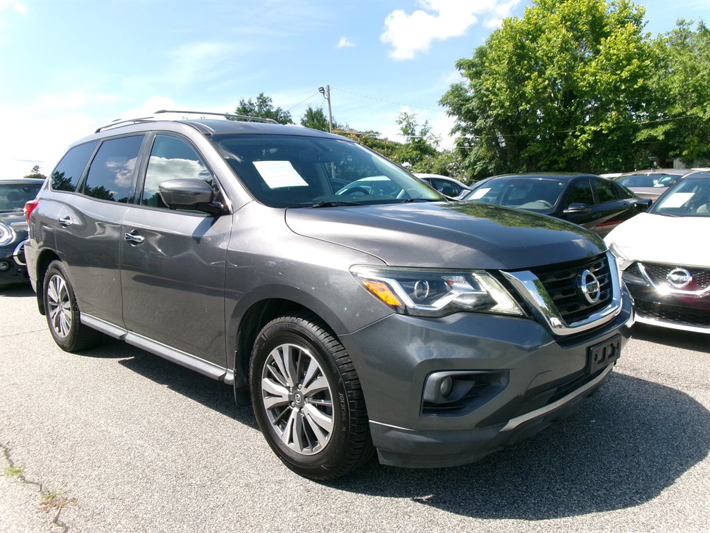 2017 Nissan Pathfinder SL 2WD's photo