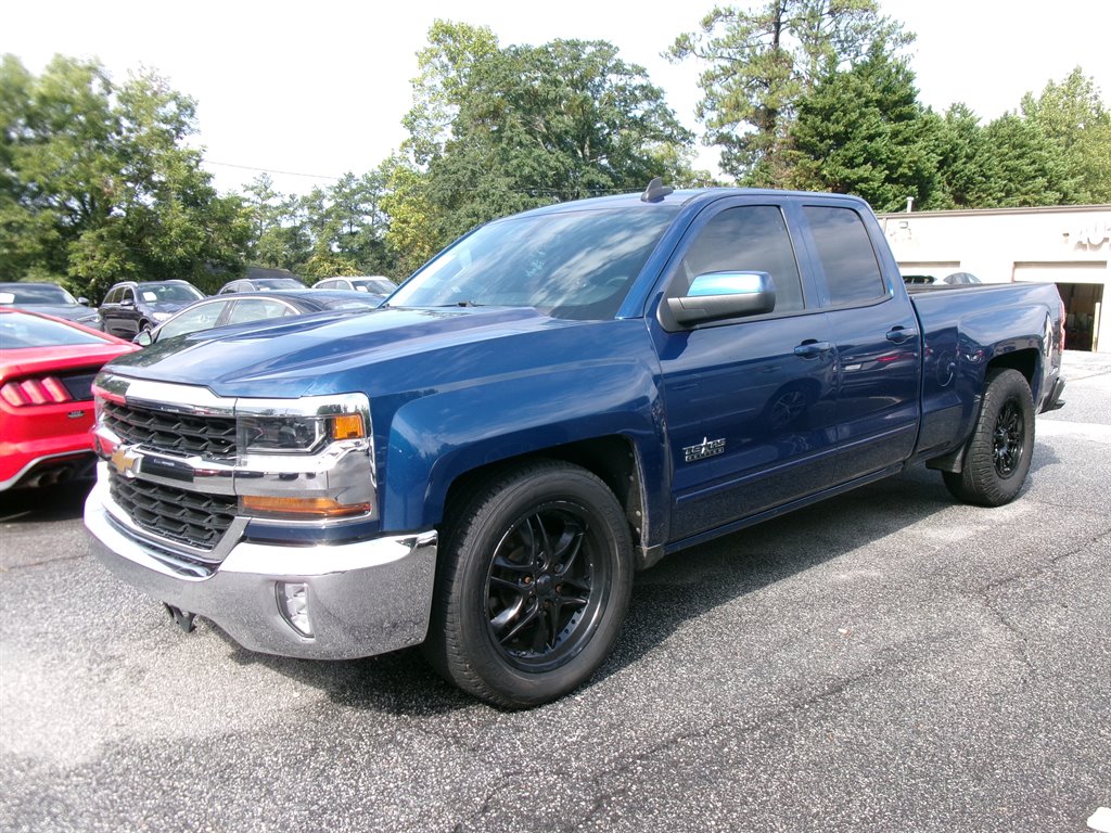 Chevrolet Silverado photo 3