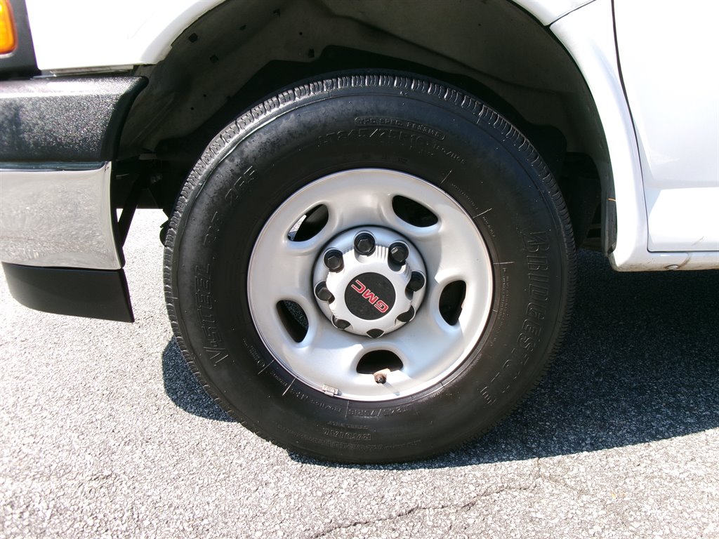 GMC Savana photo 17