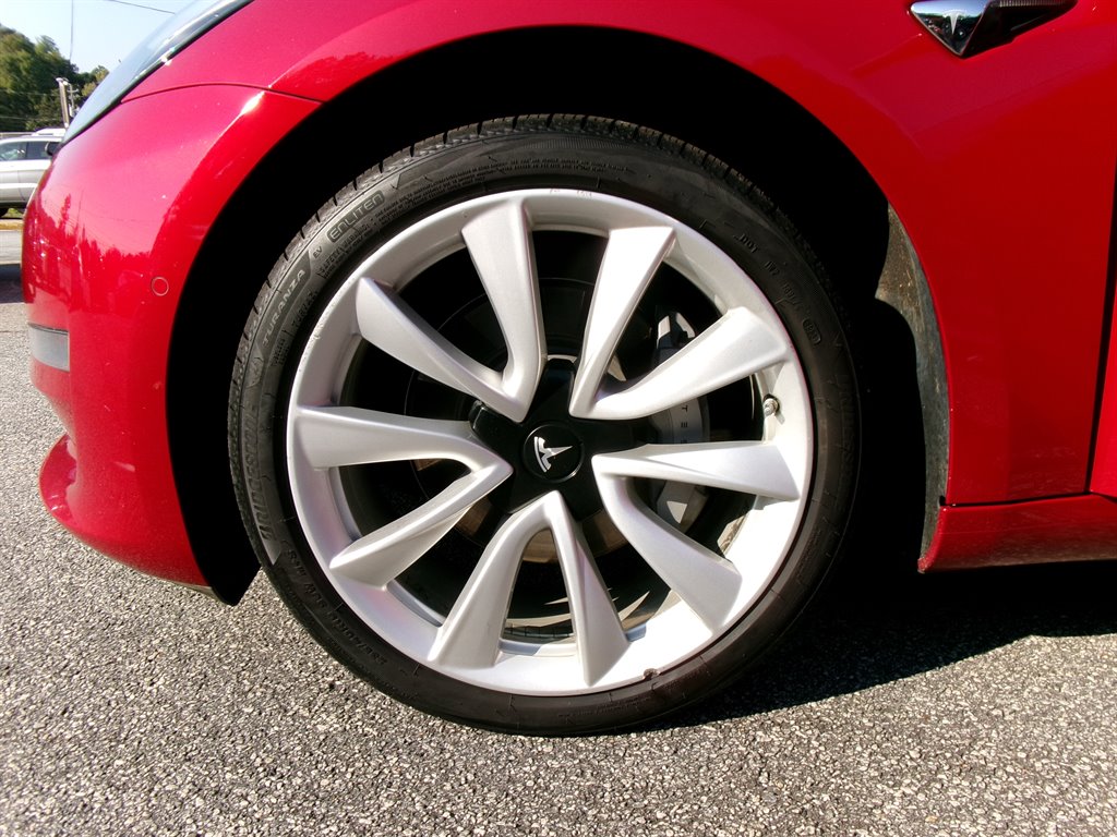 Tesla Model 3 photo 17