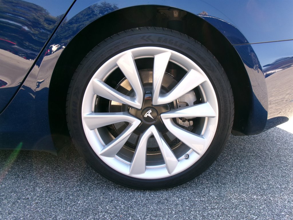 Tesla Model 3 photo 18